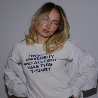 Логотип @aayled - сплетница Деля