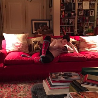 Логотип @aboutbooksz - интроверт с книгой