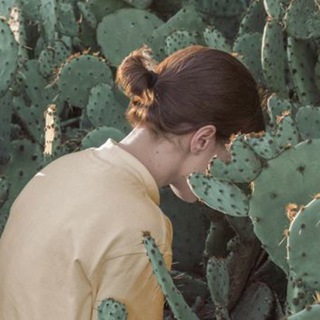 Логотип @actual_footage_of_me_at_work - битый хайрез кропнул кредит