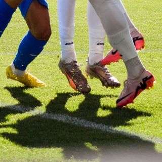 Логотип @aesthrc - Красная карточка скучным кадрам