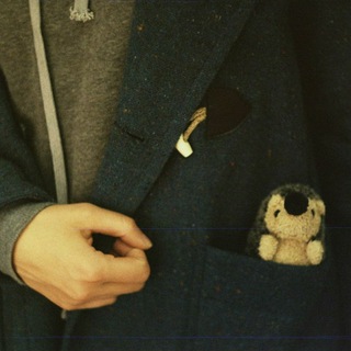 Логотип @againnomercy - это юность и весна.