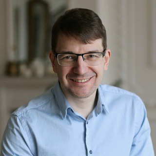 Логотип @aheadofthepackchat - На шаг впереди Чат