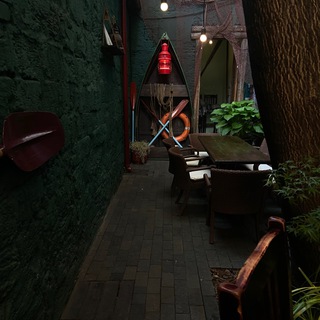 Логотип @alekabooks - Відьомські Книги