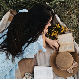 Логотип @alena_v_mire_knig - Алёна в мире книг☕📖