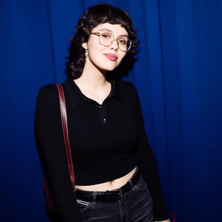 Логотип @alenasmotrit - Алёна Смотрит