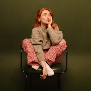 Логотип @alenkabrgnty - мама хочет кофе