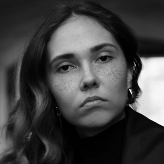 Логотип @alina_khomutova - эскапизм Алины