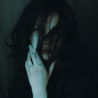 Логотип @alinn_govorit - Биполярная хата в лесу