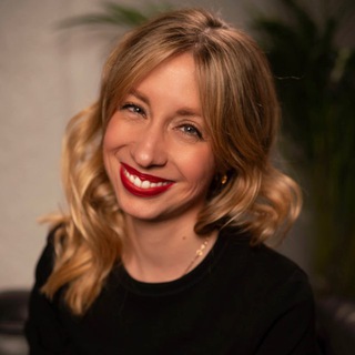 Логотип @alisa_daily - из Зазеркалья в Реальность