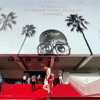 Логотип @almost_critic - киноголик