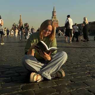 Логотип @alyonaisreading - ЧитающийВоробушек