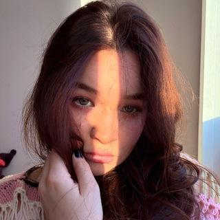 Логотип @alyonashvetsz - //алёна швец//