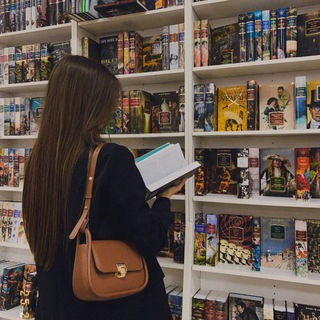 Логотип @amiluvbooks - вдохновленный читатель 🏹