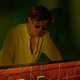 Логотип @andwhatisitt - потерянные очки серёжи горошко