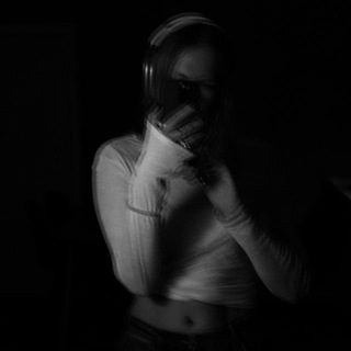 Логотип @annamakspace - art by / anna mak ☾