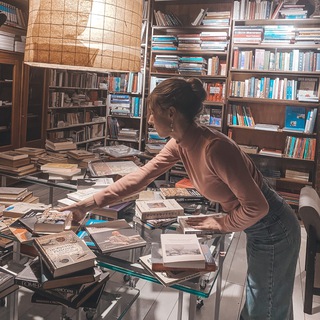 Логотип @annatoread - Книжная полка 📚