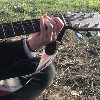 Логотип @anniehut - шалаш 🌱