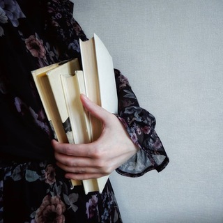 Логотип @annilibrary - anni.library