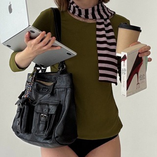 Логотип @areenishere - areen is here