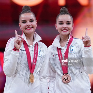 Логотип @arishadina98 - Arina and Dina Averins❤️💙