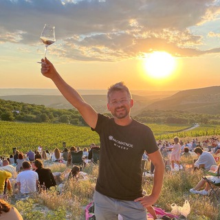 Логотип @aromatnoe - Ароматное. Органические виноградники и вино. Крым