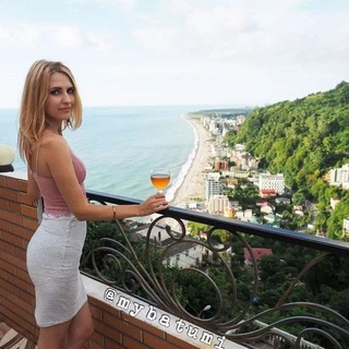 Логотип @around_ge - Вокруг 🇬🇪 с Mary Read