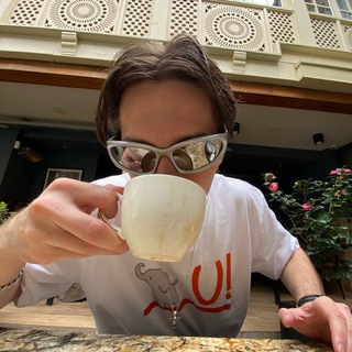 Логотип @astoldbytechno - как говорит техно