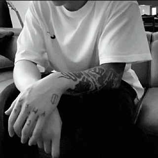 Логотип @astrwwq - закрыт.