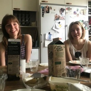 Логотип @ateapartyy - падающие звезды