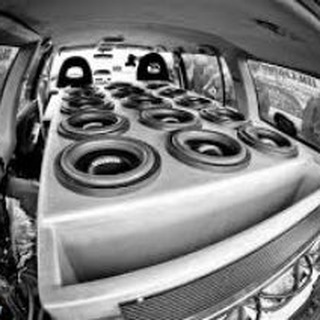 Логотип @avtozv - АвтоЗвук Забайкальского края.