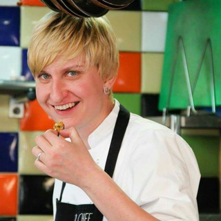 Логотип @awomanachef - A woman. A chef