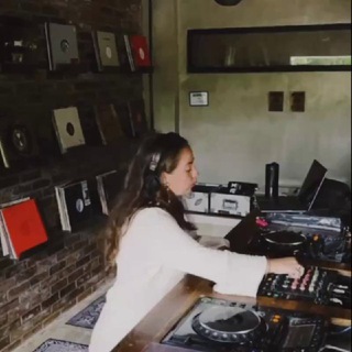 Логотип @baladurina17 - Жень, а что за место? ✨