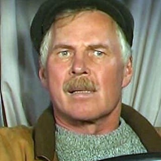 Логотип @batya_pozhil - Батя тащит