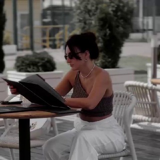 Логотип @bellasays - Белла скажет как