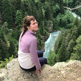 Логотип @belyaeva_mountains - Между холстом и вершиной