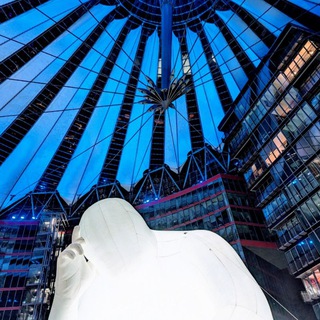 Логотип @berlinem - Крошка Берлинской Стены