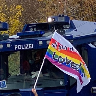 Логотип @bewaffnedichmitwissen - BewaffneDichMitWissen