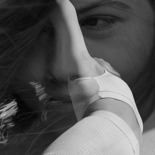 Логотип @beyondtheyogamat - За пределами коврика