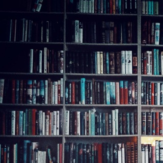 Логотип @blackbirdandbook - птица на проводе