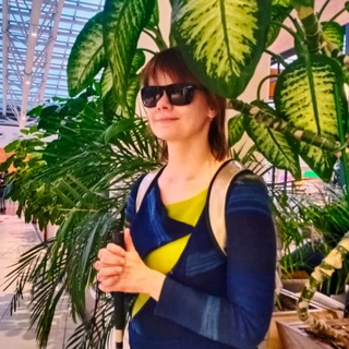 Логотип @blindwits - Елена Сичкар. Копирайтер в чёрных очках