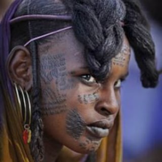 Логотип @bloodandbeauty - Кровь и Красота