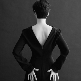 Логотип @bolotyanpishet - Между искусством и театром