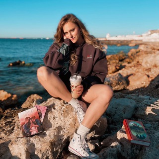 Логотип @bookbon - книги и точка.