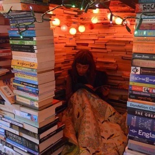 Логотип @bookclubchat8 - ✍︎ book chat 🎄