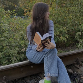 Логотип @bookdreamsss - книжные мечты📚