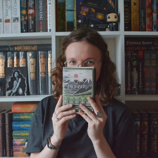 Логотип @bookishhobbit - bookish hobbit | софа 📚