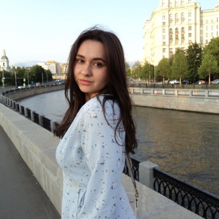 Логотип @bookishliza - букишлиза / обо всем без порядка