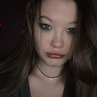 Логотип @bookkkris - чертовка с книгами