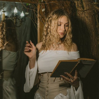 Логотип @booklover999 - Уголок книголюба 📚