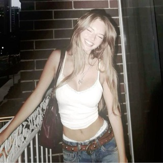 Логотип @bookmooon - книжная луна💋🎧